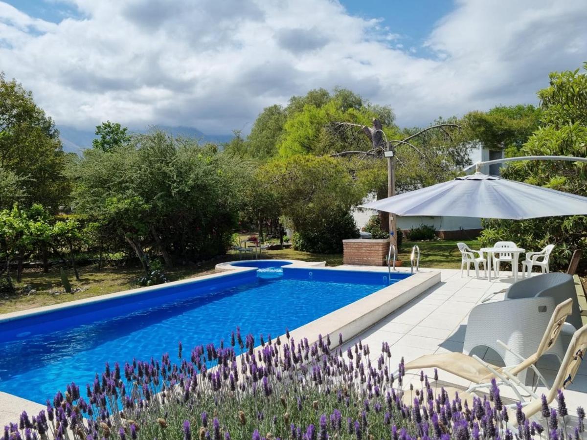 Cabanias El Aguaribay Lodge *